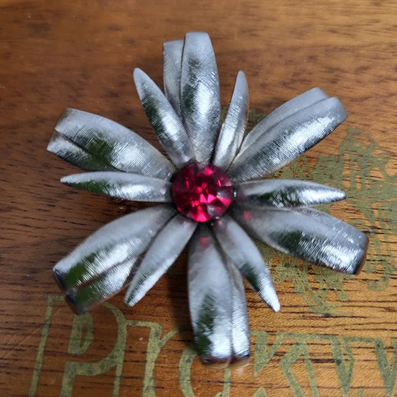 Vintage Silver Tone Daisy with Red Rhinestone Centre Brooch - Picture 7 of 9